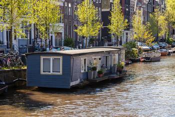 Thumb houseboat luxury on the water