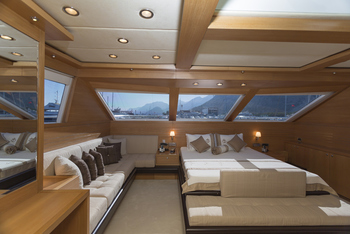 Thumb yacht cabin
