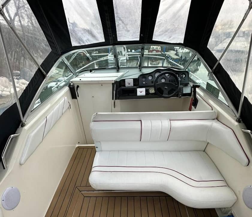 Cockpit and seating of Sea Ray 230 Sundancer