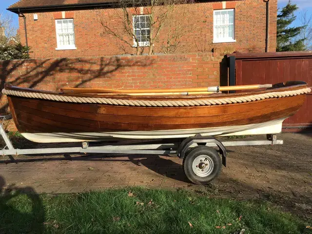 Custom Boats Clinker plywood rowing dinghy