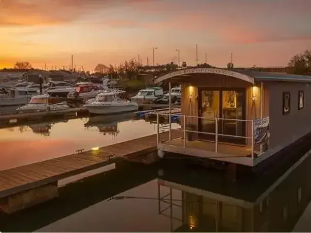 Houseboat 36