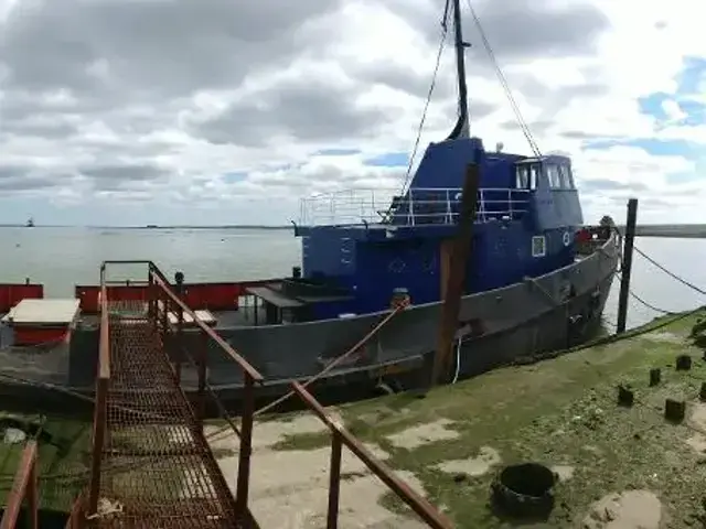 Houseboat Tug conversion