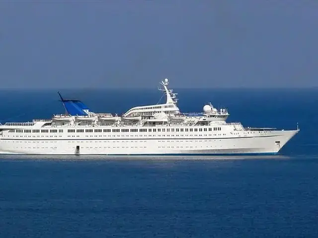 Cruise Ship 160m.