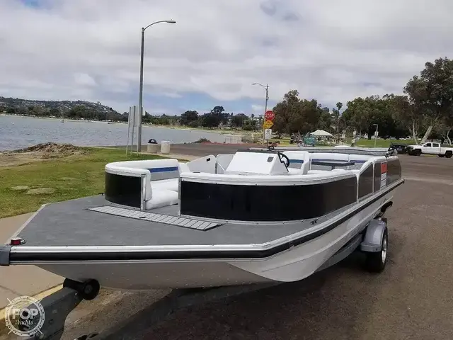 Lowe 2200 Suncruiser Deck Boat