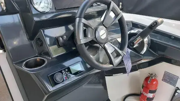2023 Quicksilver Activ 555 Cabin image 5