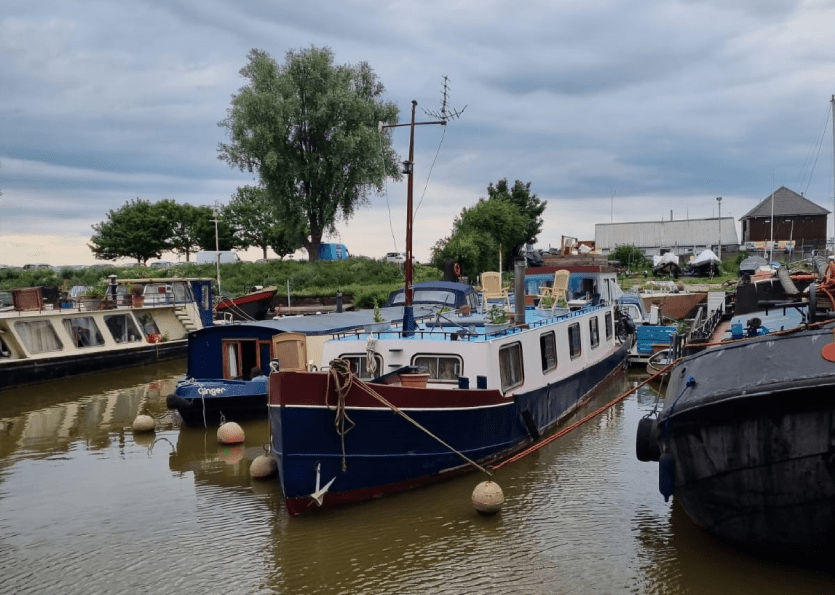 Ocean Trek Wek Wou” Luxe Motor Dutch Barge