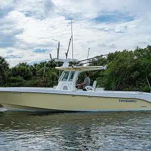 2010 Everglades Boats 320 CC