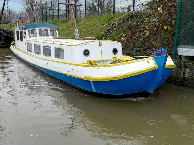 Dutch Barge 17m with London mooring