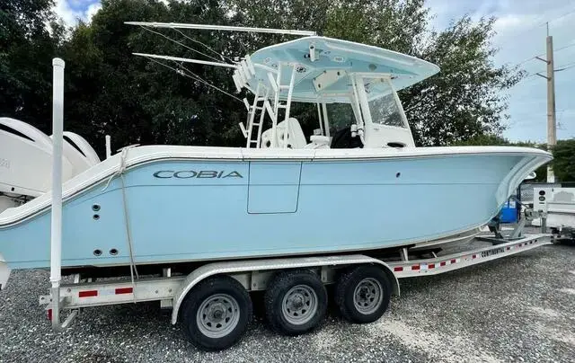 Cobia Boats 301 Center Console