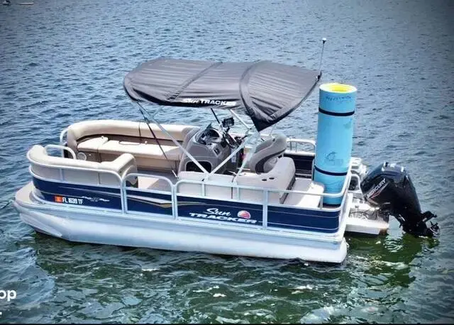 Sun Tracker 18 DLX Party Barge