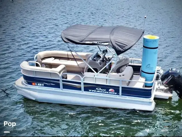 Sun Tracker 18 DLX Party Barge