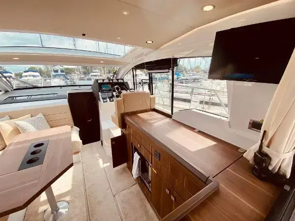 2018 Sealine C330 image 2