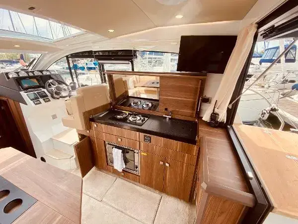 2018 Sealine C330 image 3