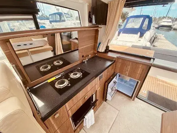 2018 Sealine C330 image 5