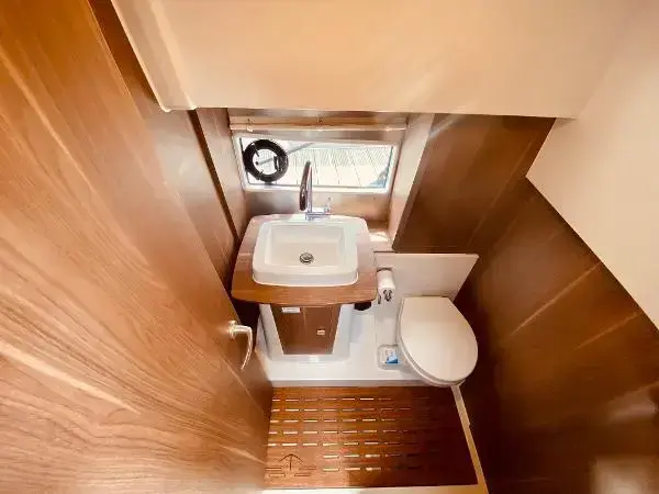 2018 Sealine C330 image 7