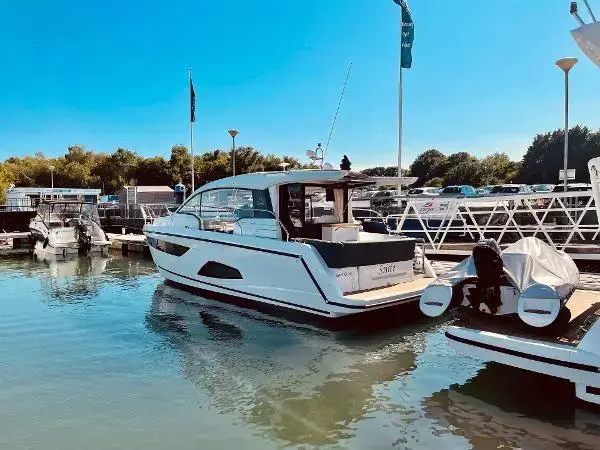 2018 Sealine C330 image 10