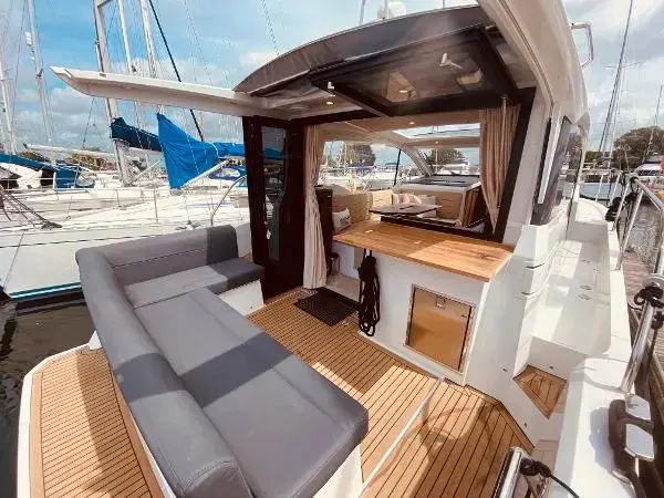 2018 Sealine C330 image 9