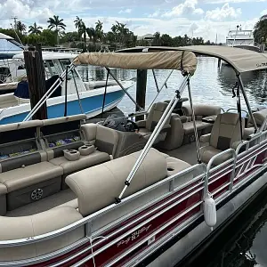 2023 Sun Tracker Party Barge 24DLX