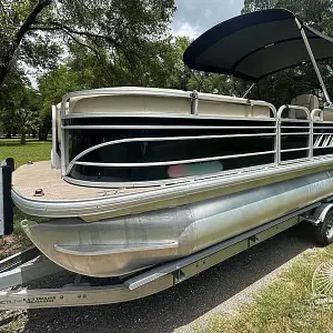 2022 Sun Tracker Party Barge 22 DLX