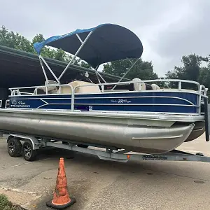 2017 Sun Tracker 22DLX Fishing Barge