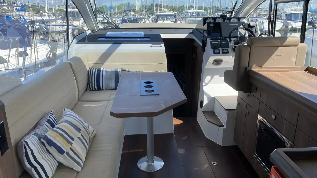 2016 Sealine C330 image 13