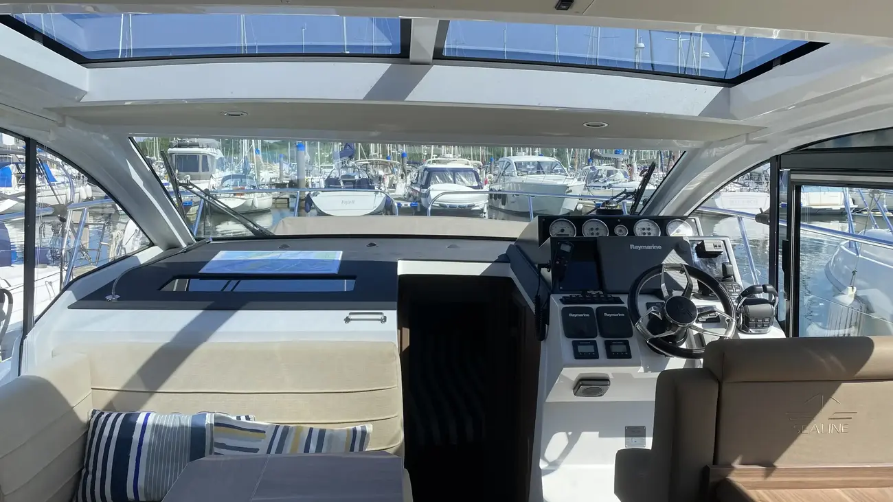 2016 Sealine C330 image 11
