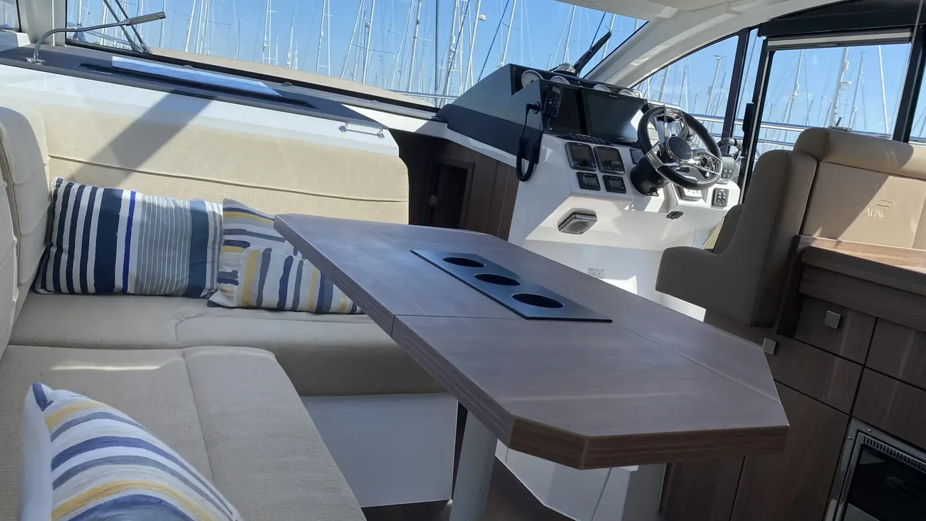 2016 Sealine C330 image 14