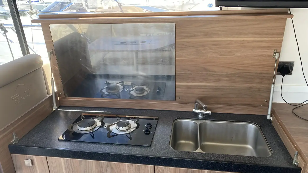 2016 Sealine C330 image 18