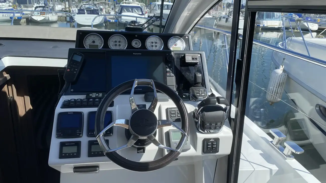 2016 Sealine C330 image 12