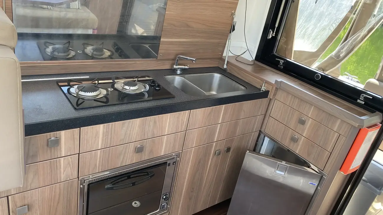 2016 Sealine C330 image 15
