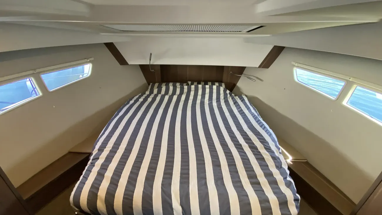 2016 Sealine C330 image 2