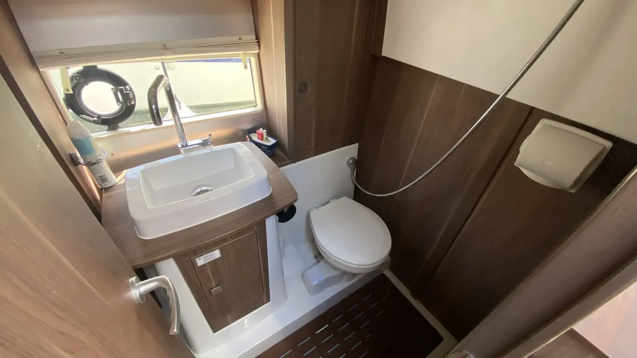 2016 Sealine C330 image 4
