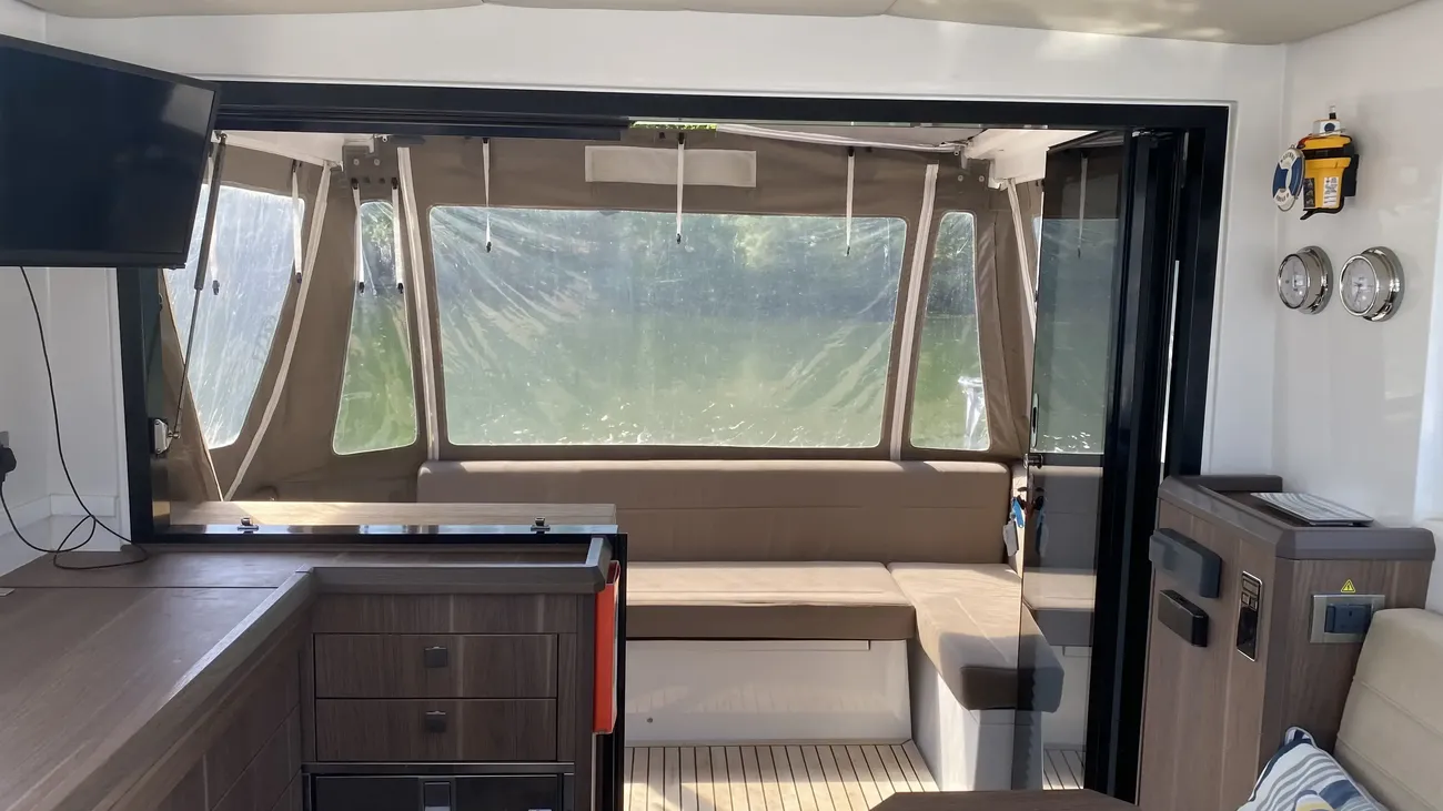 2016 Sealine C330 image 23