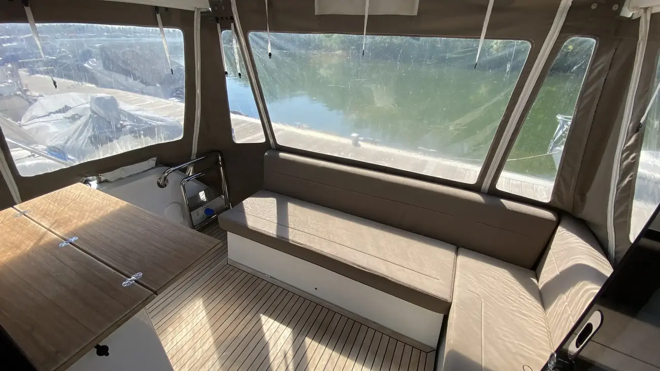 2016 Sealine C330 image 24