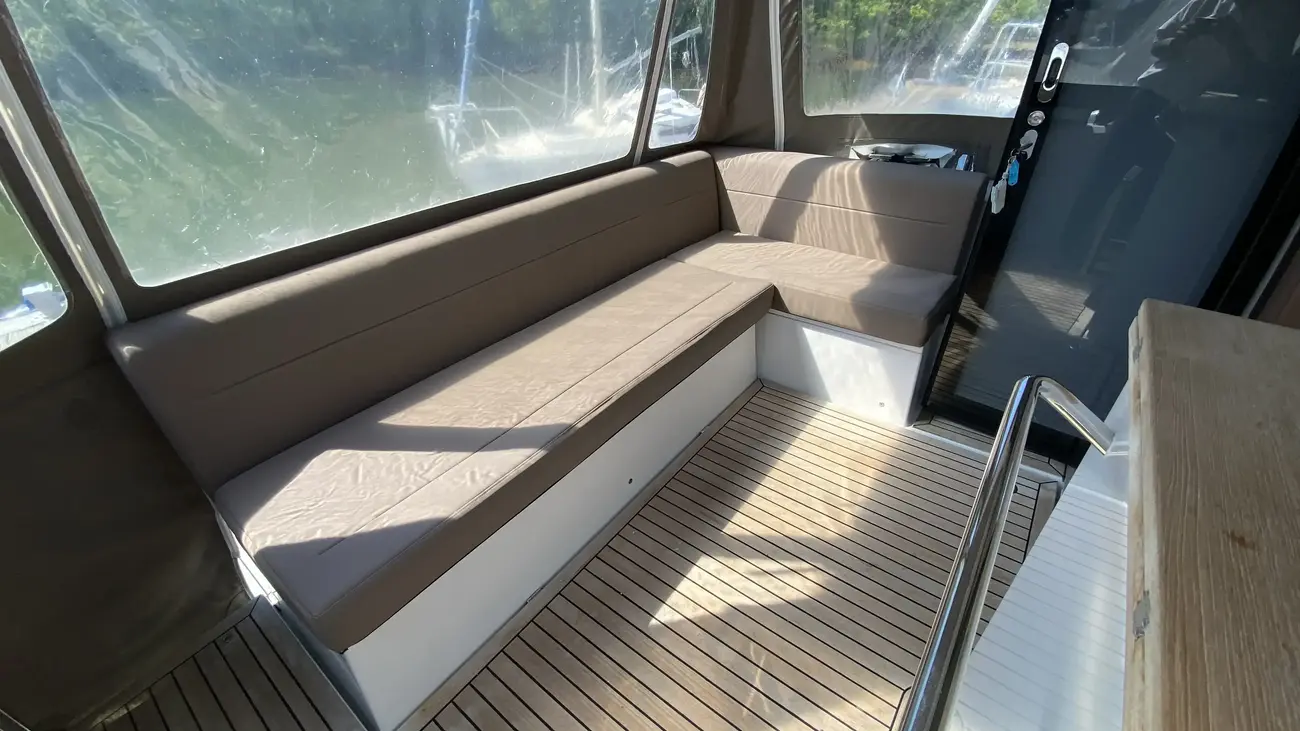 2016 Sealine C330 image 20