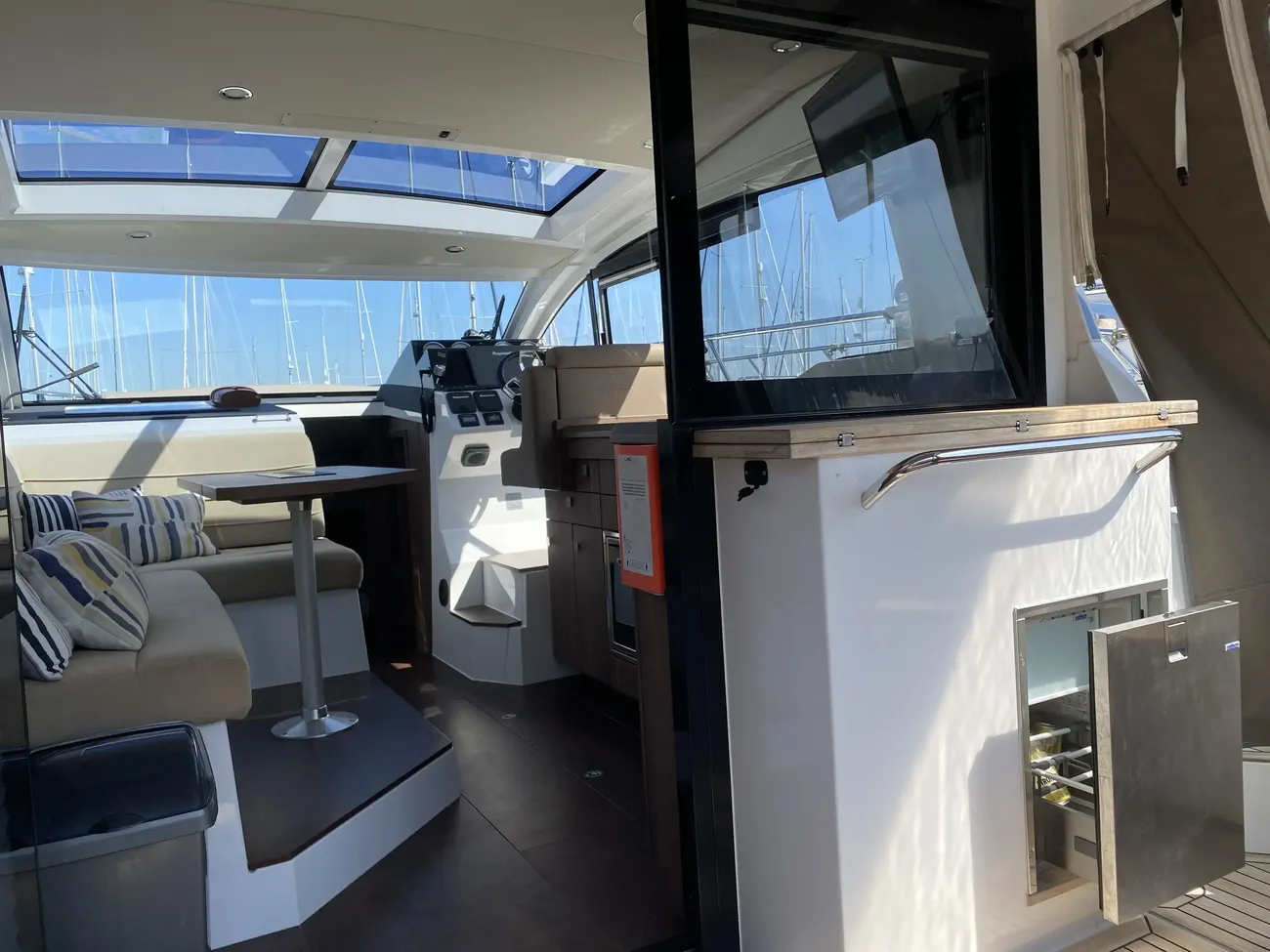 2016 Sealine C330 image 26