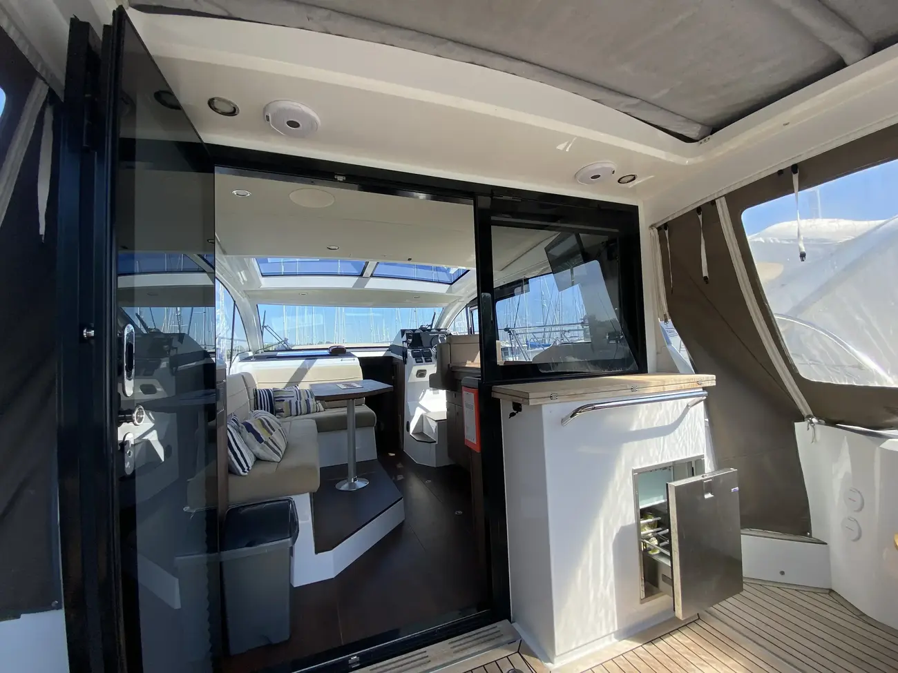 2016 Sealine C330 image 25