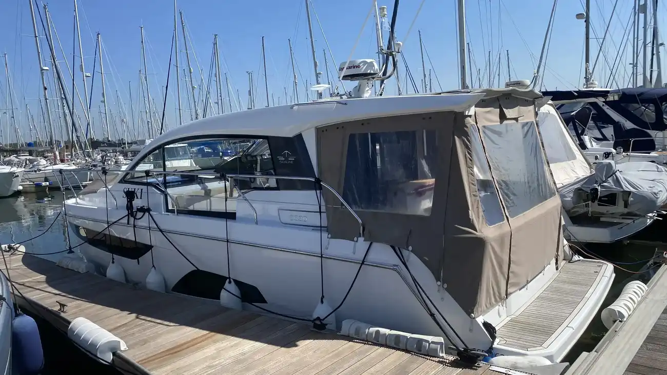2016 Sealine C330 image 9