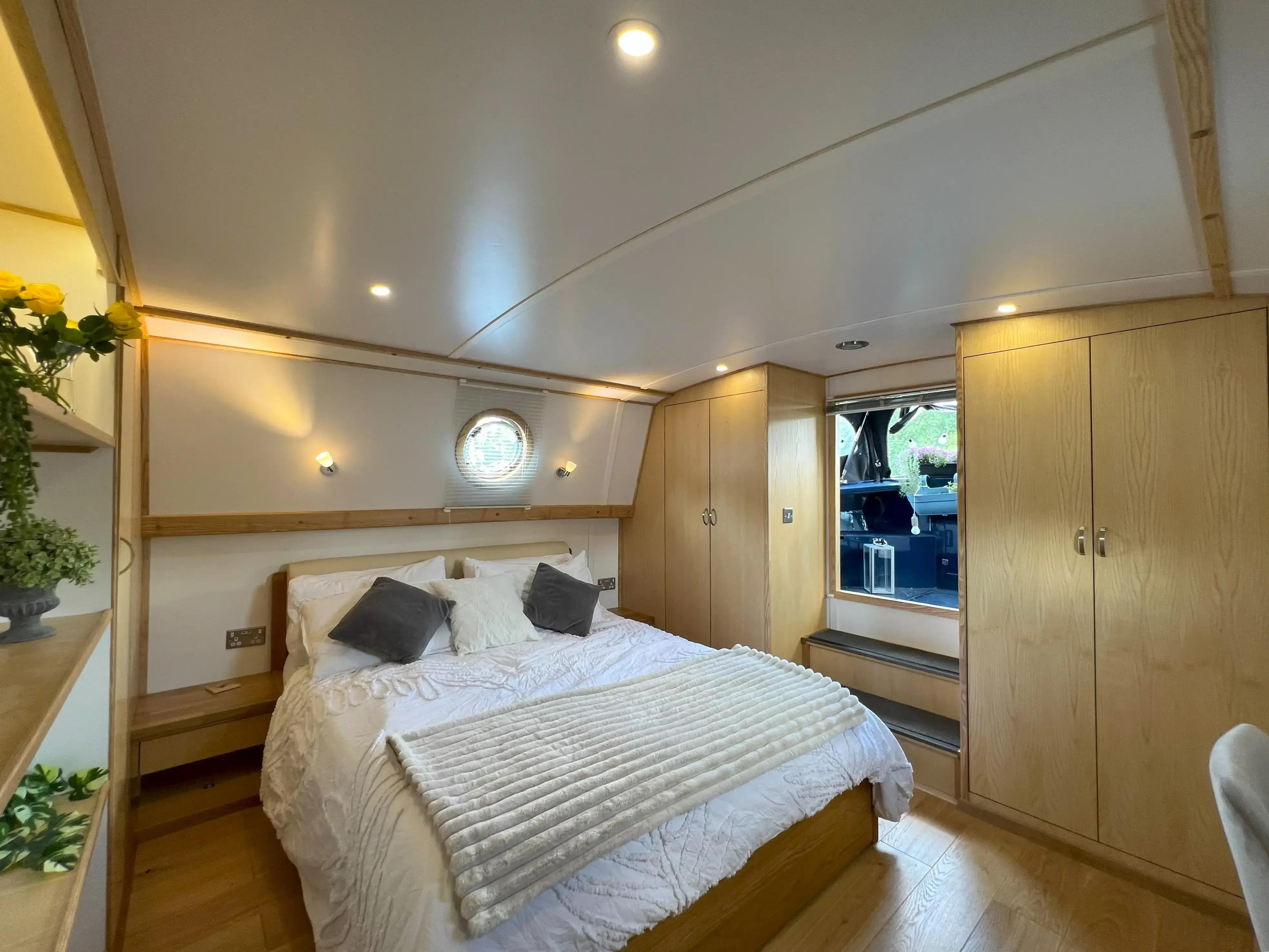 Viking Canal Boats 70' x 12'6'' Widebeam Persephone Tingdene