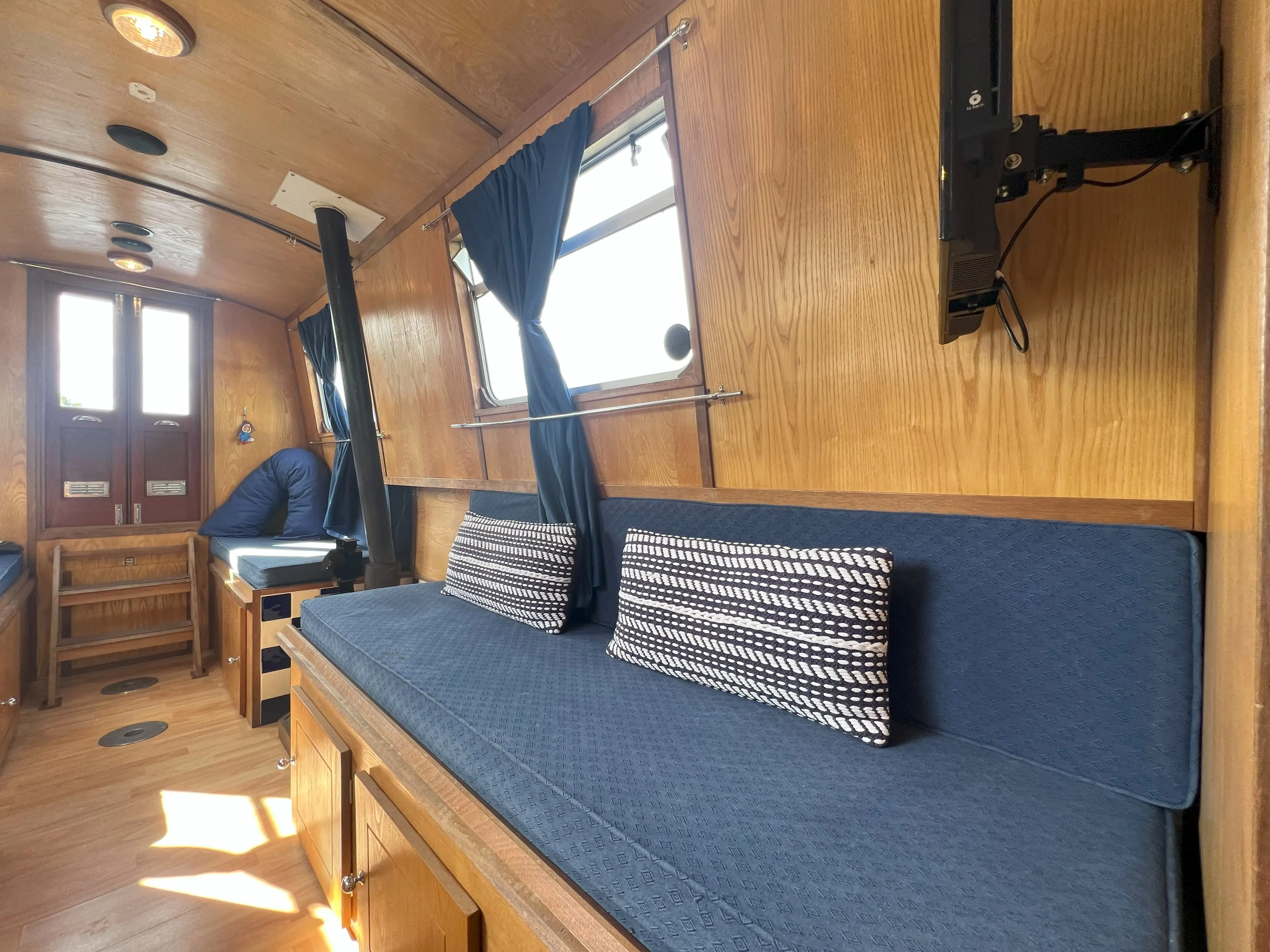 Hixton 35' Cruiser Narrowboat Freedom 7 Tingdene Marinas & Boat Sales