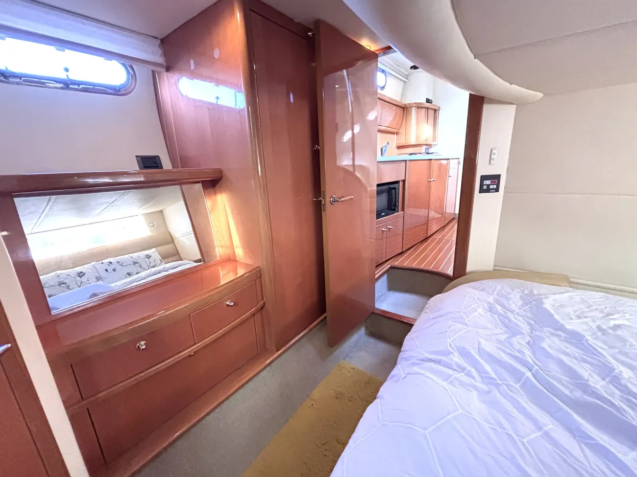 2003 Sealine S43 Sports Cruiser image 9