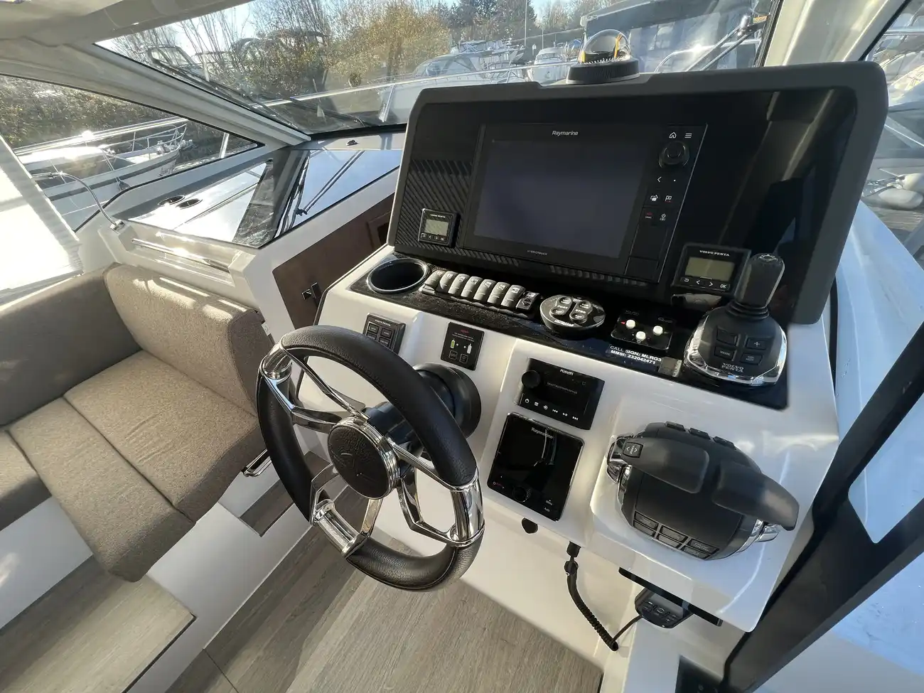 2022 Sealine C335 image 11