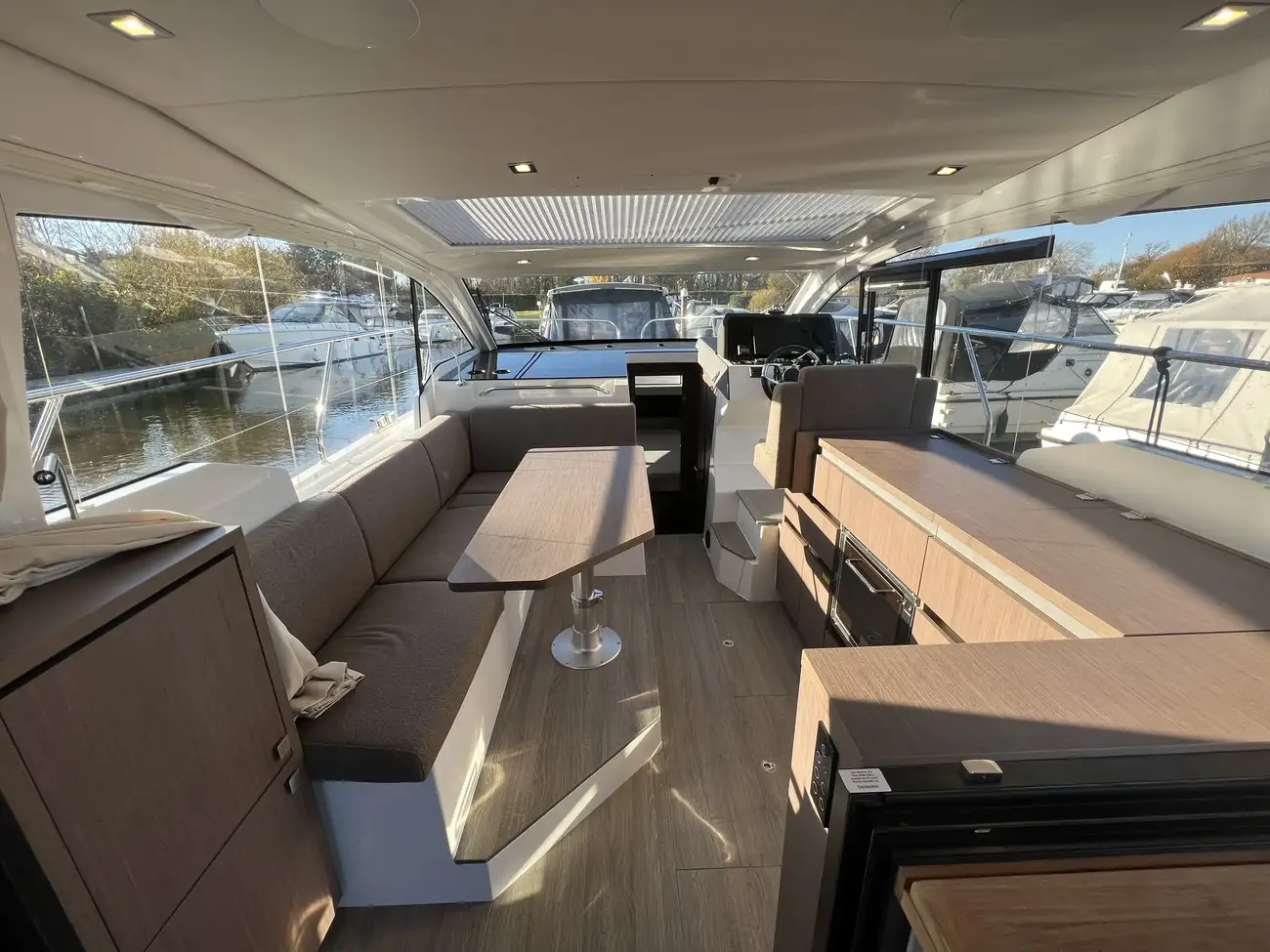 2022 Sealine C335 image 12