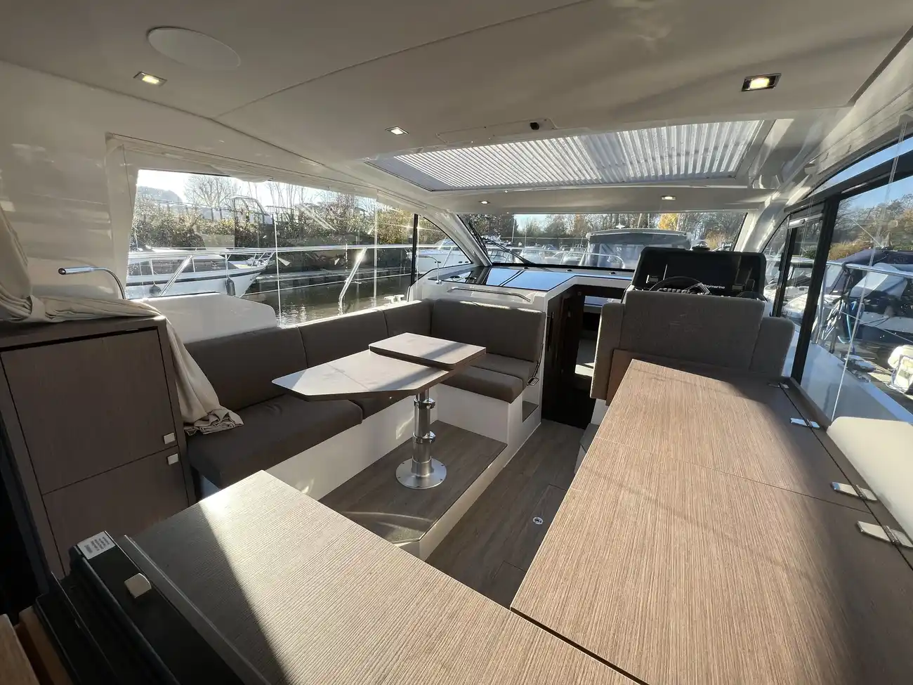 2022 Sealine C335 image 13