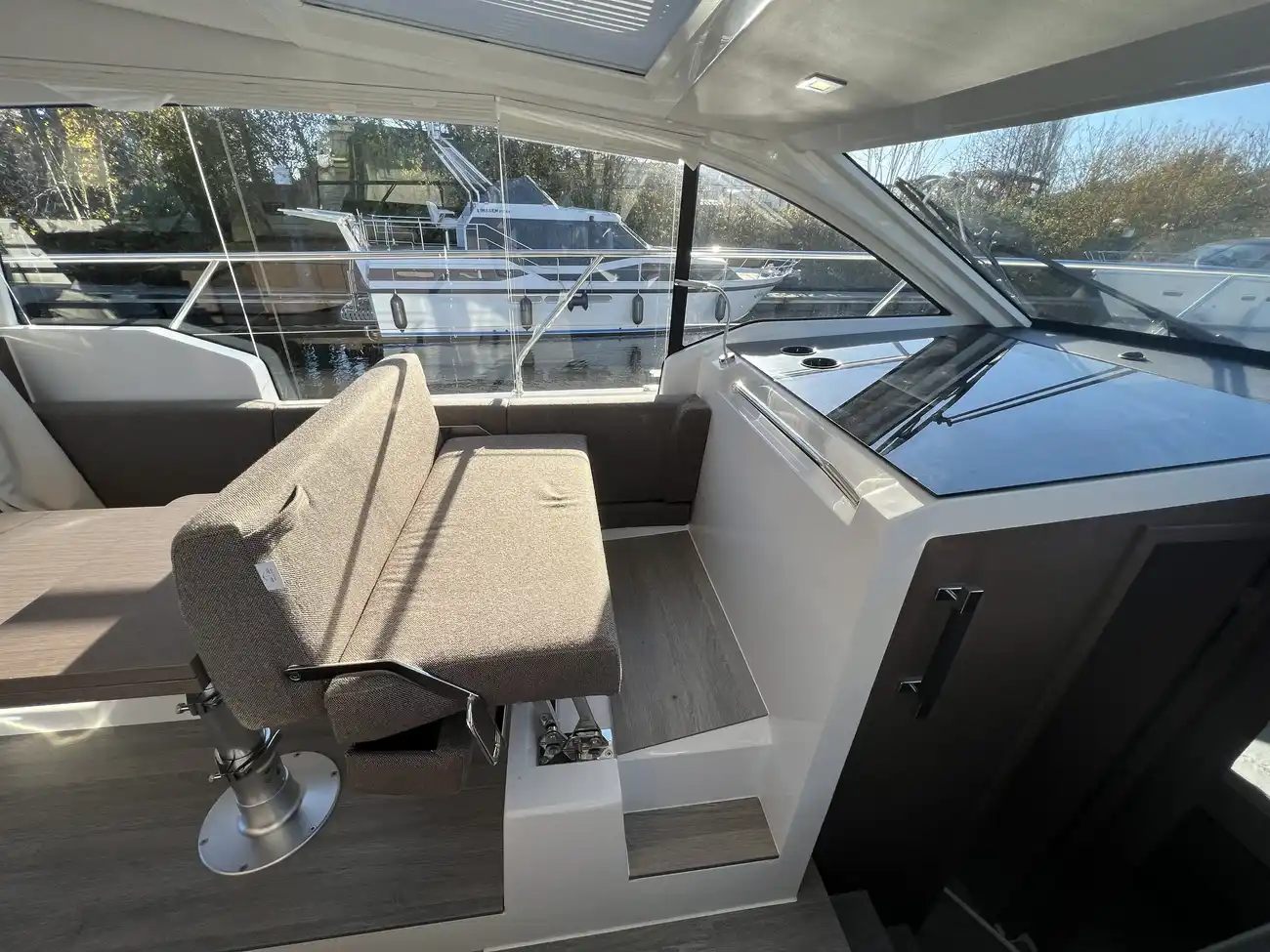 2022 Sealine C335 image 15