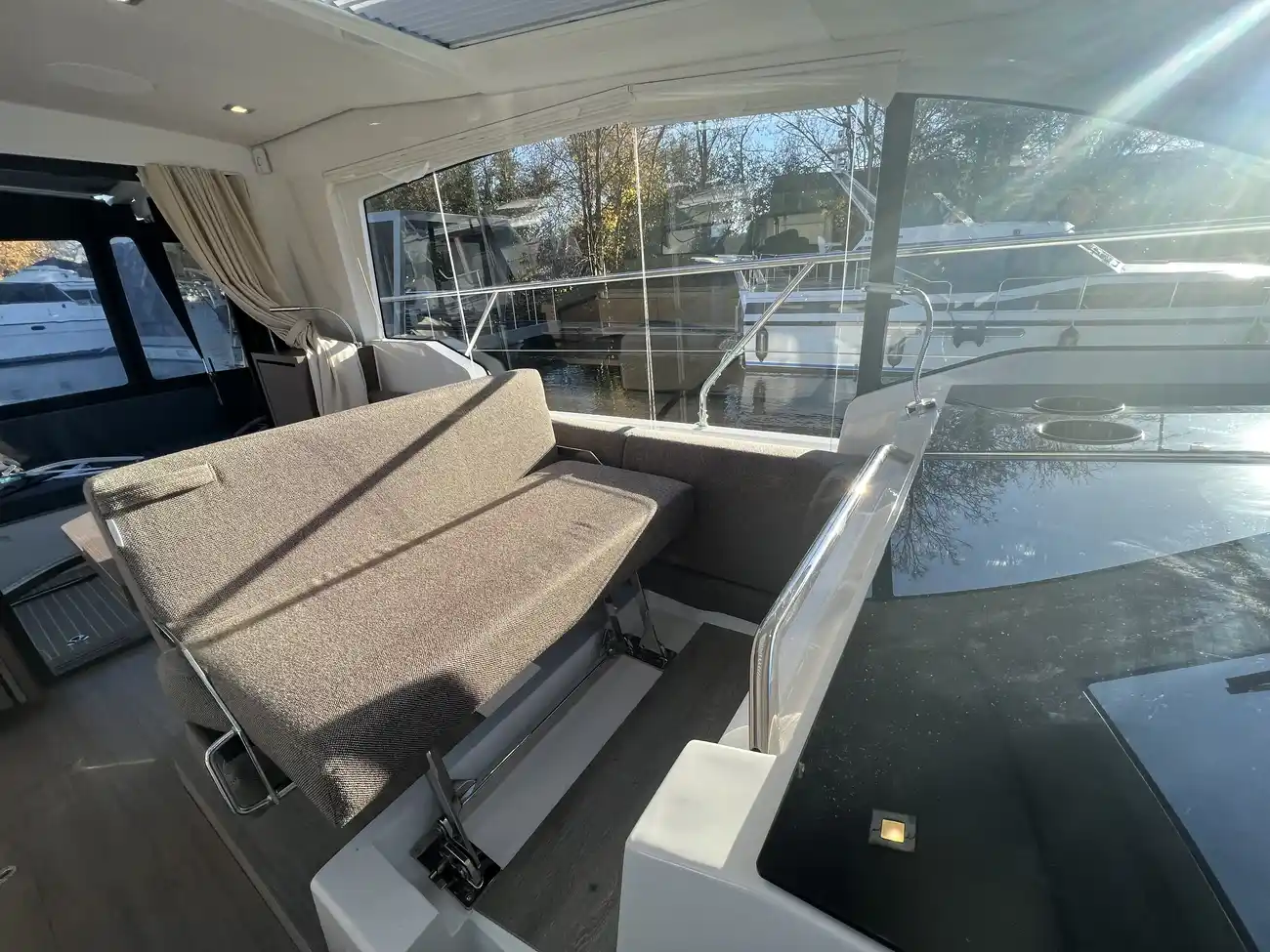 2022 Sealine C335 image 16