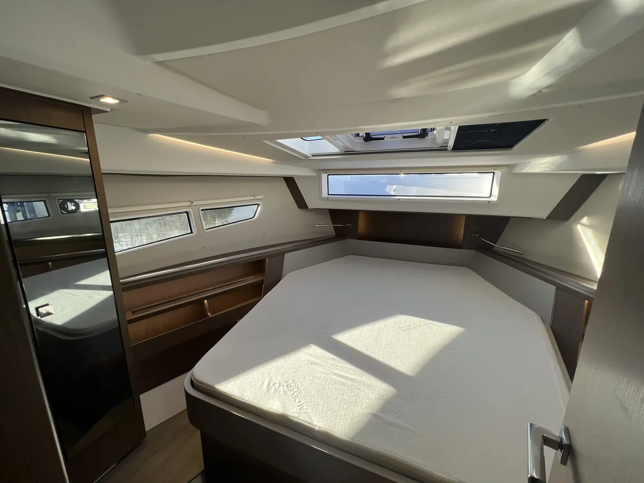 2022 Sealine C335 image 18