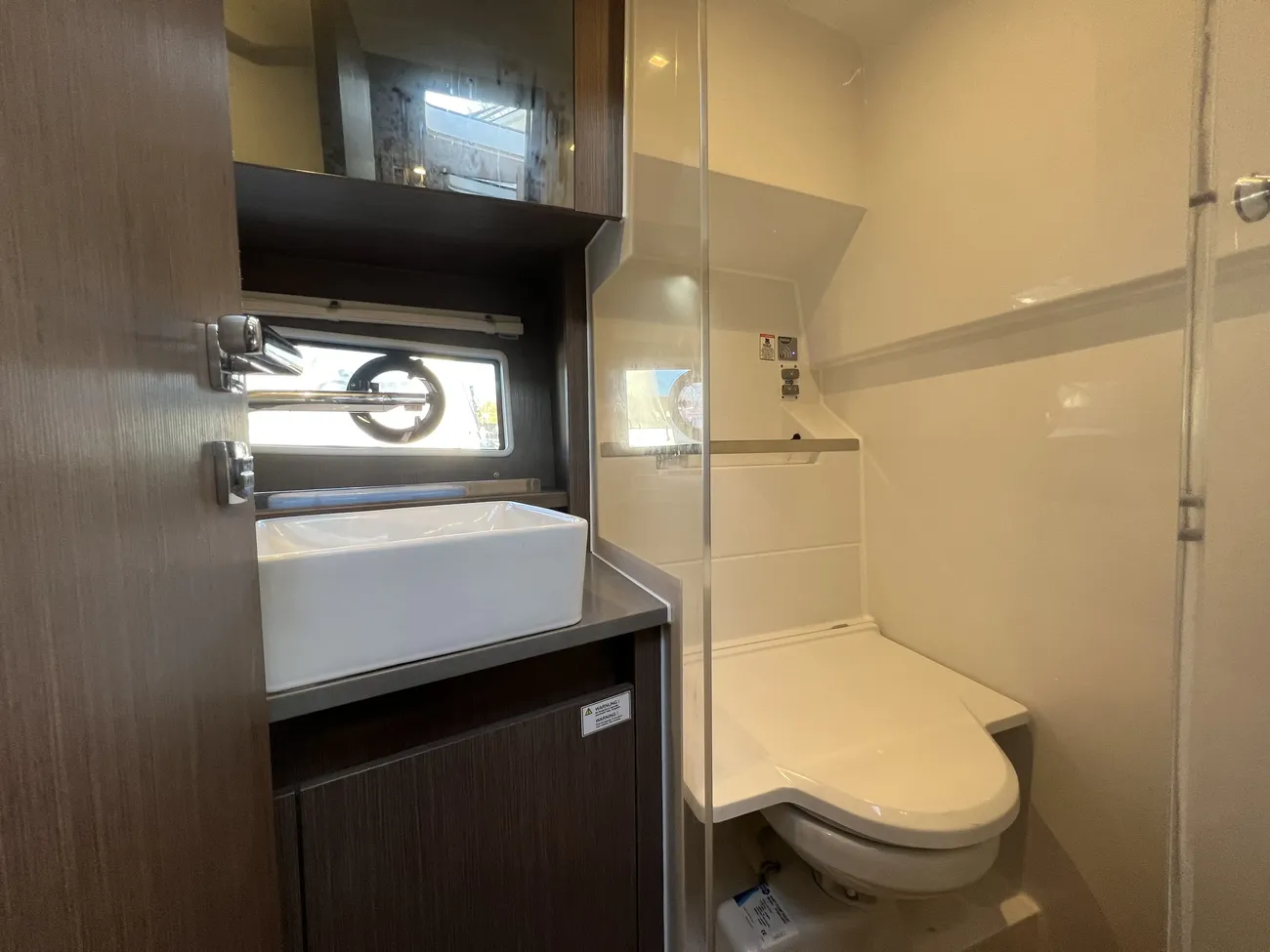 2022 Sealine C335 image 19