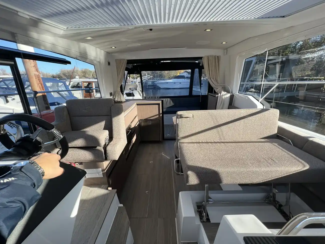2022 Sealine C335 image 20