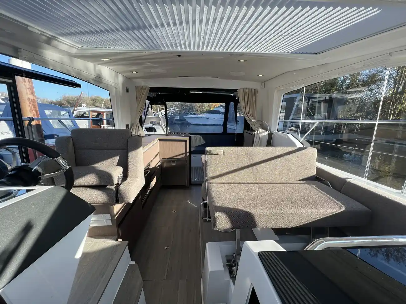 2022 Sealine C335 image 21